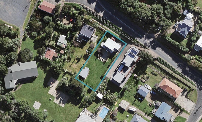 12 Hamilton Road, Surfdale, Waiheke Island - Carousel 1
