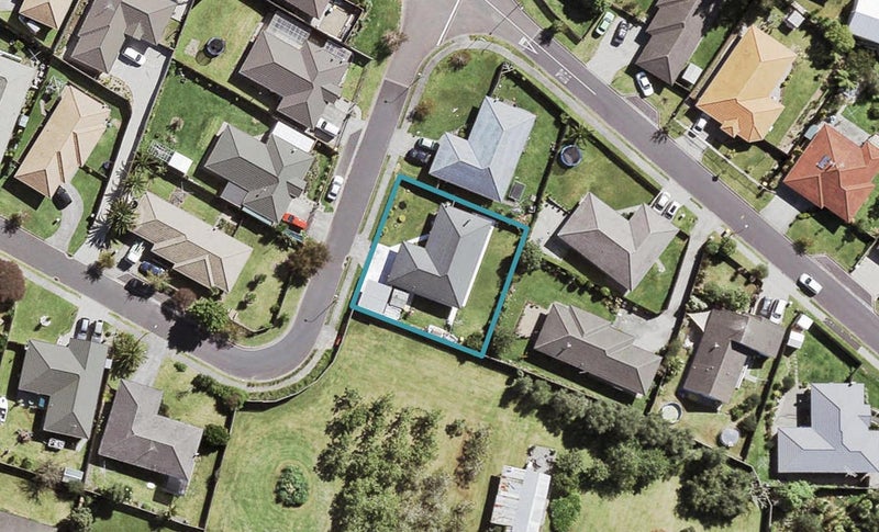 27 Cretian Crescent, Henderson, Auckland - Carousel 1