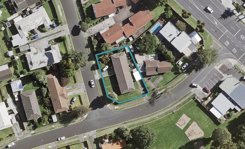 2/5 Challen Close, Conifer Grove, Takanini - Carousel 1