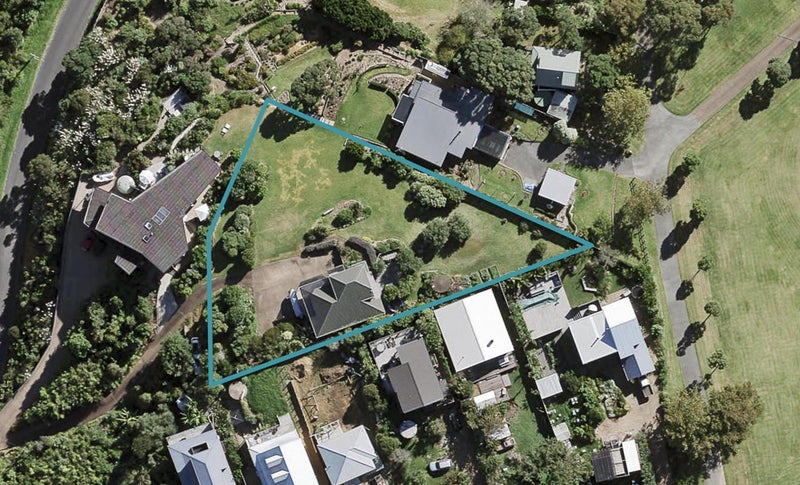 7 Great Barrier Road, Oneroa, Waiheke Island - Carousel 1