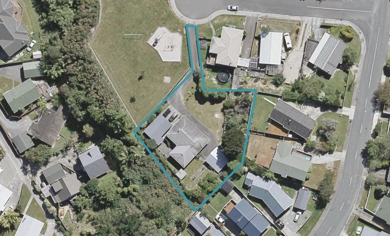 4 McManaway Grove, Stokes Valley, Lower Hutt - Carousel 1