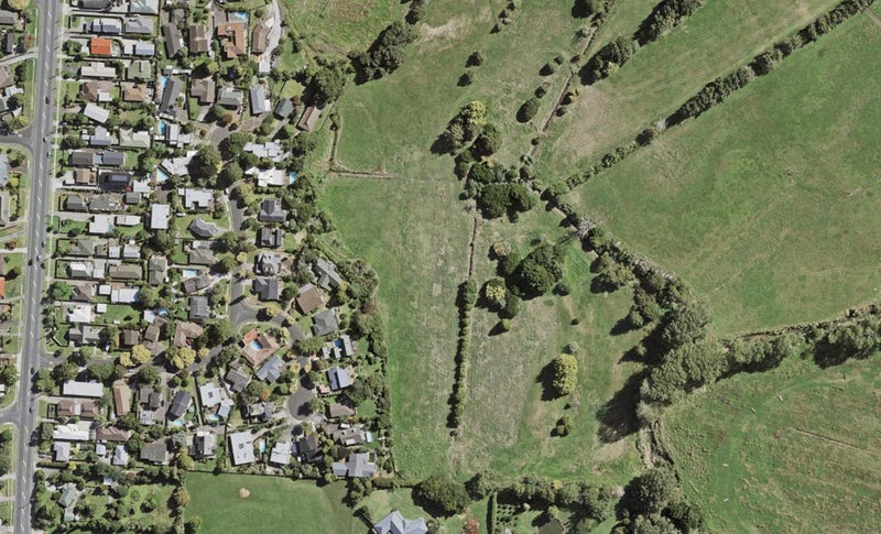 216 Otuwairoa Esplanade, Ōpaheke, Papakura - Carousel 1