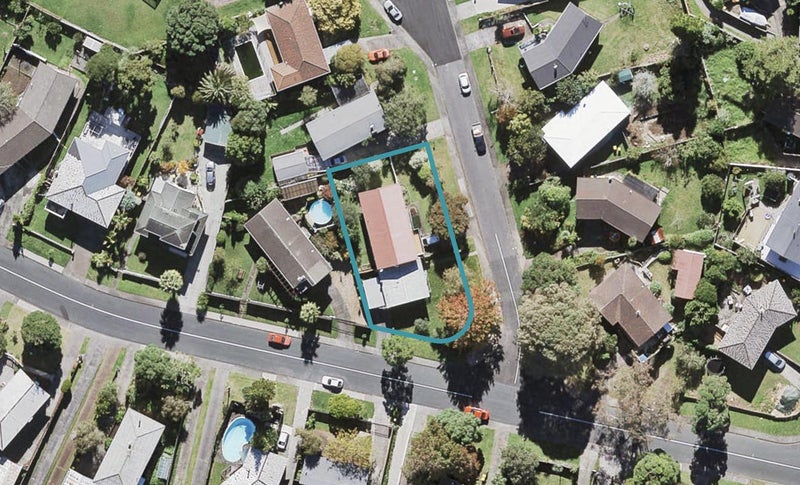 2 Verena Place, Green Bay, Auckland - Carousel 1