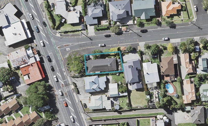 91 Old Lake Road, Narrow Neck, Auckland - Carousel 1