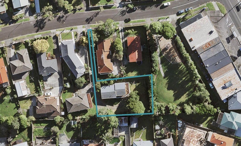 12 Dallas Place, New Windsor, Auckland - Carousel 1