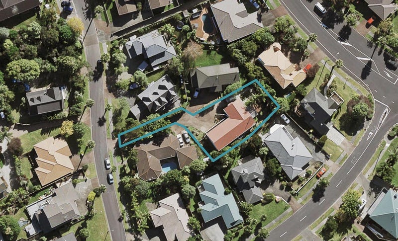 5 St Lucia Place, Unsworth Heights, Auckland - Carousel 1
