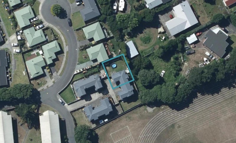 8 Pohutukawa Grove, Titahi Bay, Porirua - Carousel 1