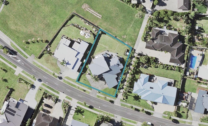 13 Intrepid Crescent, Beachlands, Auckland - Carousel 1