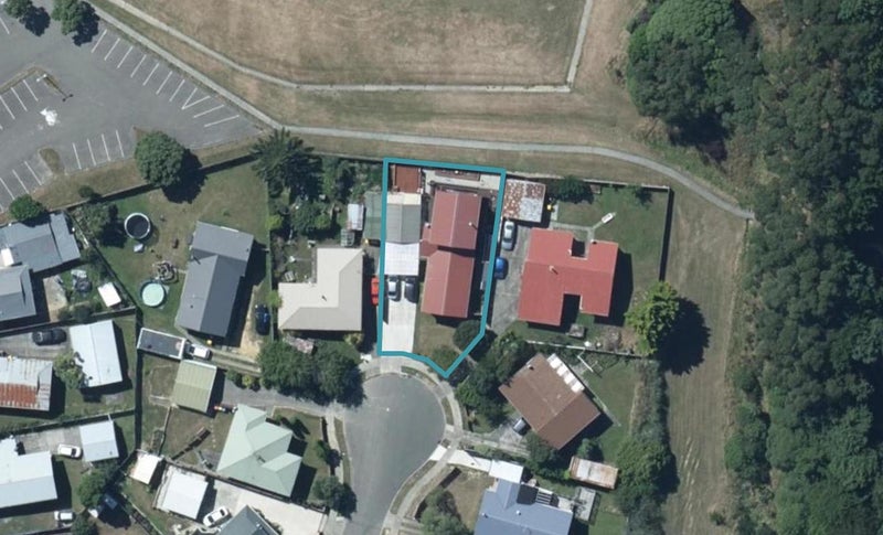 13 Dalray Place, Ascot Park, Porirua - Carousel 1