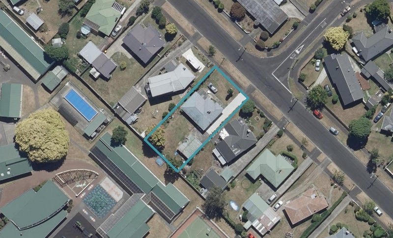 10 Jeanette Street, Glenview, Hamilton - Carousel 1
