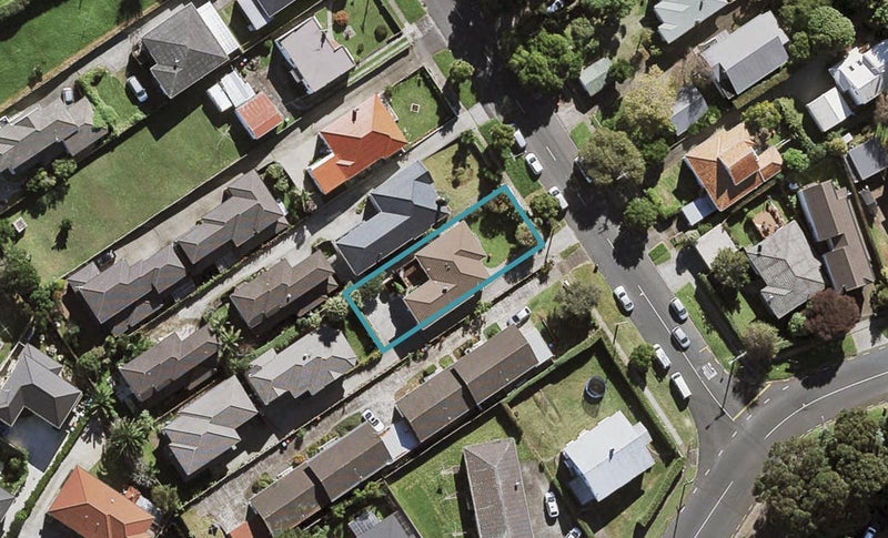 17 Hayr Road, Three Kings, Auckland - Carousel 1