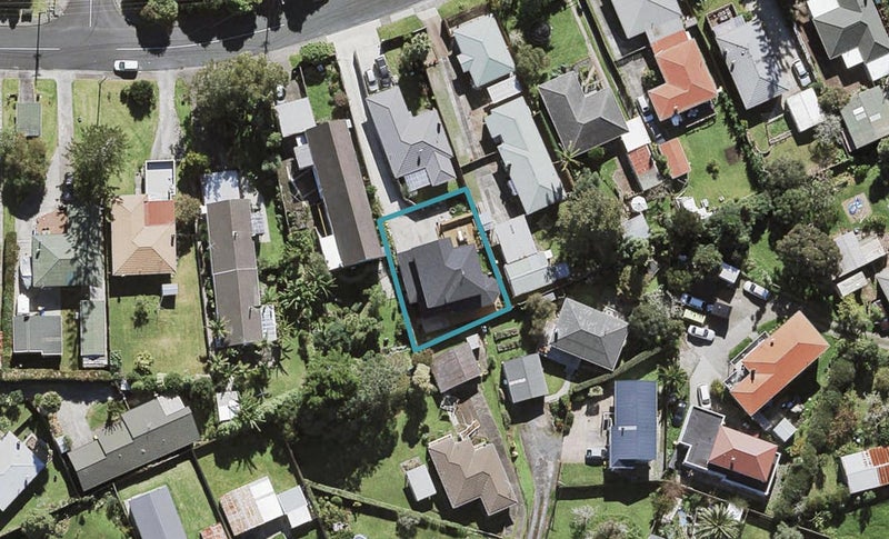 20A Amberley Avenue, Te Atatu South, Auckland - Carousel 1