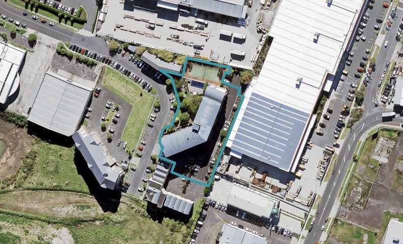 4P/10 Crown Lynn Place, New Lynn, Auckland - Carousel 1