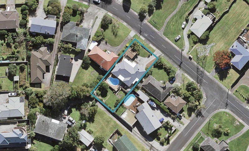 7 Wakeling Avenue, Te Atatu South, Auckland - Carousel 1