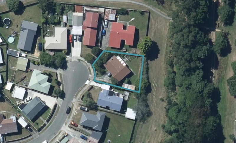 17 Dalray Place, Ascot Park, Porirua - Carousel 1