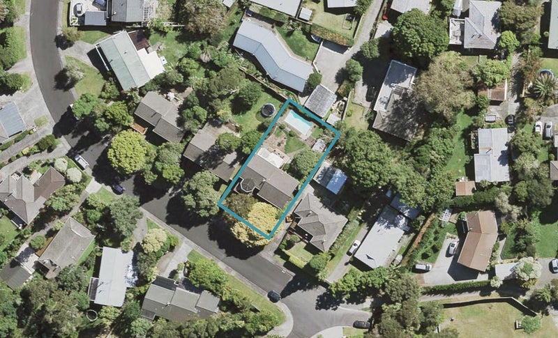 38 Onedin Place, Titirangi, Auckland - Carousel 1