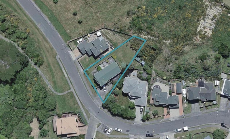 17 Domanski Crescent, Owhiro Bay, Wellington - Carousel 1