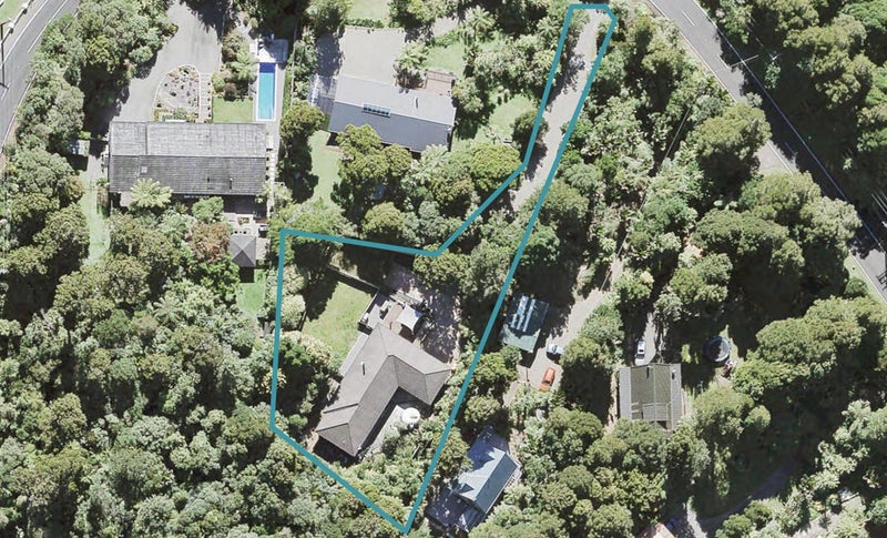 572 Scenic Drive, Waiatarua, Auckland - Carousel 1