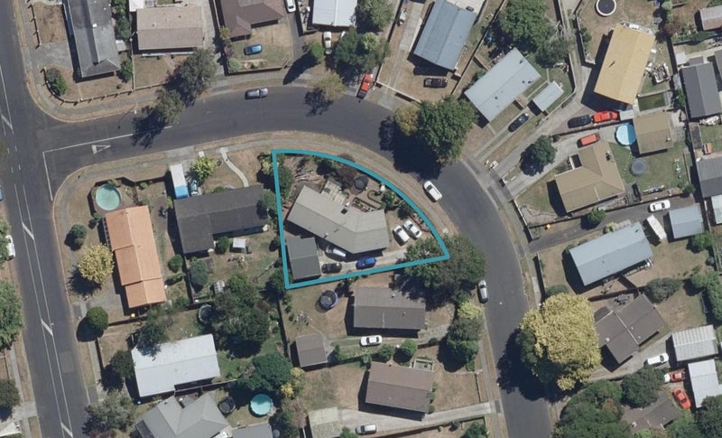 33 Elmwood Crescent, Pukete, Hamilton - Carousel 1