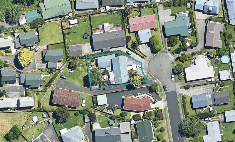 10 Lorna Place, Brookfield, Tauranga - Carousel 1