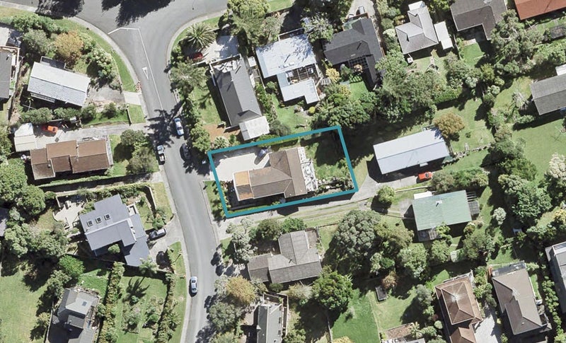 8 Nor'East Drive, Northcross, Auckland - Carousel 1