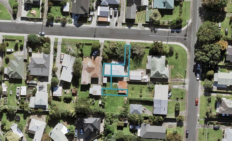 2E Stokes Avenue, Te Atatu Peninsula, Auckland - Carousel 1