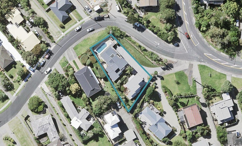 1/2 Newhaven Terrace, Mairangi Bay, Auckland - Carousel 1