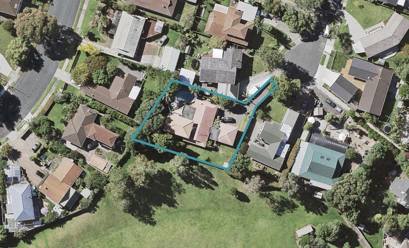 17 Maroubra Place, Botany Downs, Auckland - Carousel 1