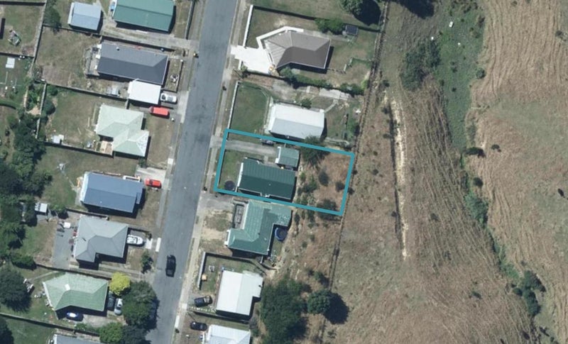 98 Arahura Crescent, Waitangirua, Porirua - Carousel 1