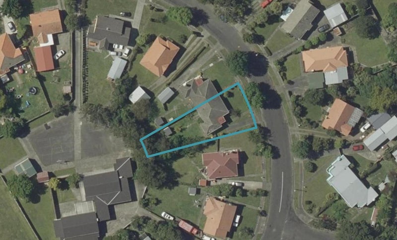 8 Savage Crescent, West End, Palmerston North - Carousel 1