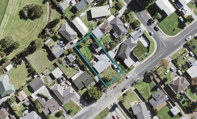 32 Hilling Street, Titirangi, Auckland - Carousel 1