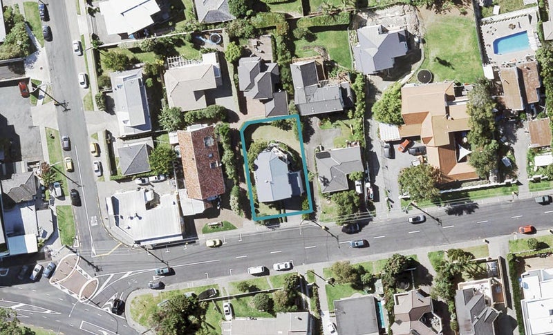 12 Montgomery Avenue, Rothesay Bay, Auckland - Carousel 1
