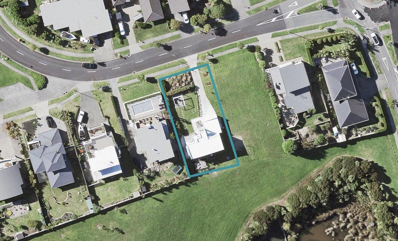 8 Columbia Crescent, Beachlands, Auckland - Carousel 1