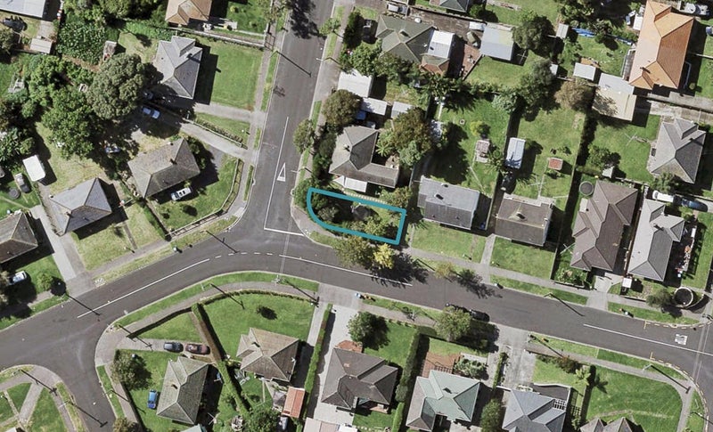 18 Tuakiri Street, Point England, Auckland - Carousel 1