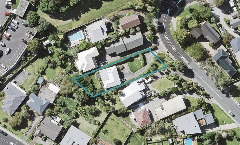 12 Clematis Avenue, Murrays Bay, Auckland - Carousel 1