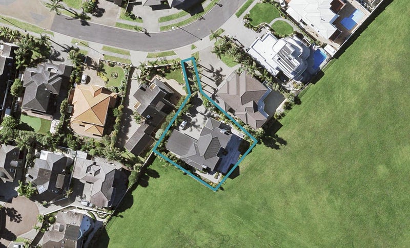 11 Quedley Court, Eastern Beach, Auckland - Carousel 1