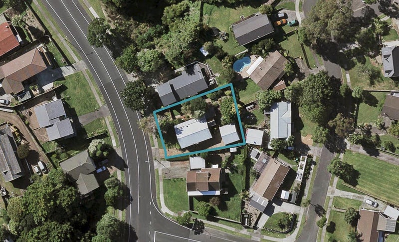 16 Everglade Drive, Goodwood Heights, Auckland - Carousel 1