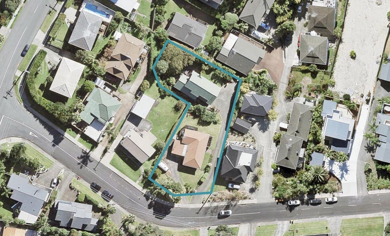 2/21 Mizpah Road, Waiake, Auckland - Carousel 1