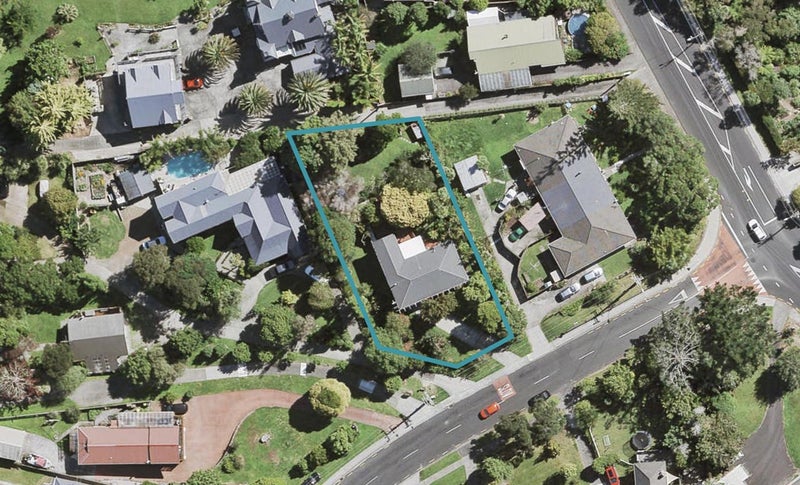 1 Konini Road, Titirangi, Auckland - Carousel 1