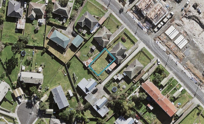 2 Mahana Road, Northcote, Auckland - Carousel 1