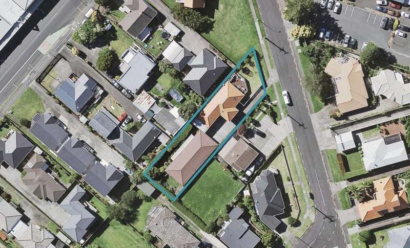 2/1 Fenwick Avenue, Milford, Auckland - Carousel 1