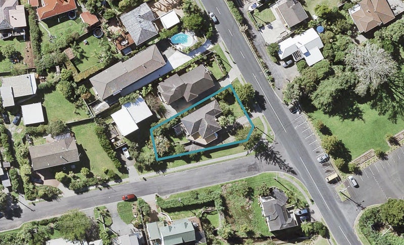 42 Lyons Avenue, Murrays Bay, Auckland - Carousel 1