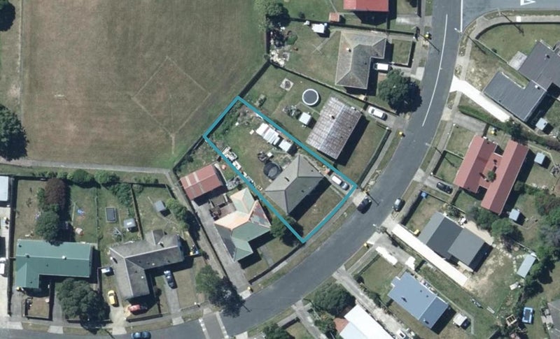 32 Miranda Street, Cannons Creek, Porirua - Carousel 1