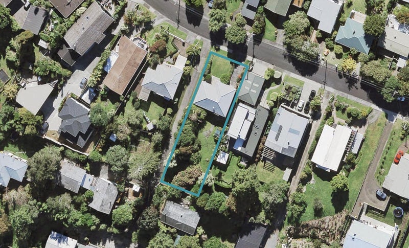 13 De Val Drive, Titirangi, Auckland - Carousel 1