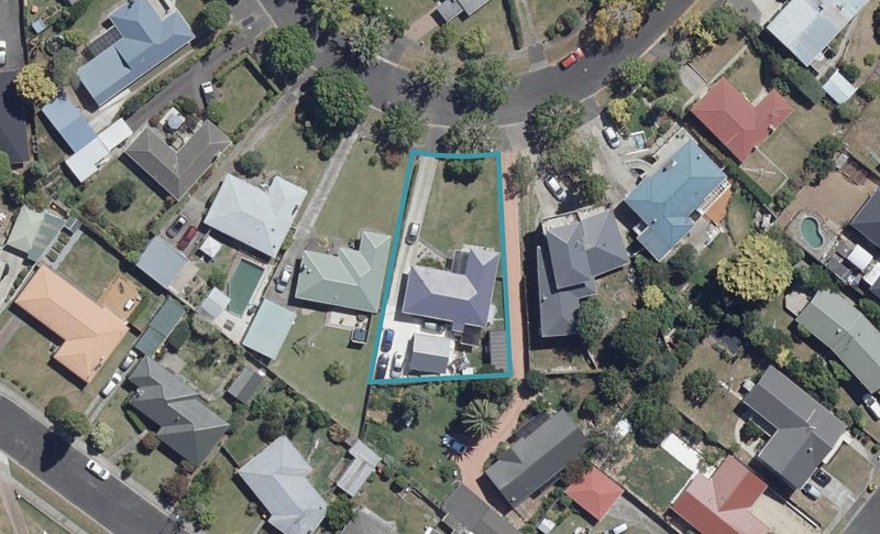 12 Sutton Crescent, Hillcrest, Hamilton - Carousel 1