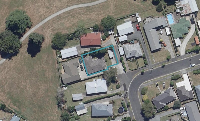 27 Fenwick Crescent, Hillcrest, Hamilton - Carousel 1