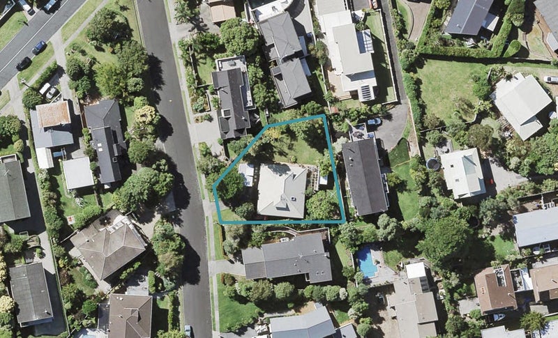 4 Asbury Crescent, Campbells Bay, Auckland - Carousel 1