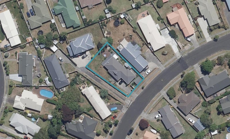 27 Raleigh Avenue, Fairview Downs, Hamilton - Carousel 1