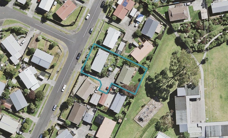 33 Meadowvale Rise, Titirangi, Auckland - Carousel 1