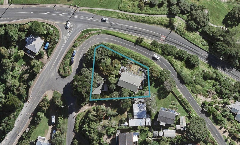 2 Kiwi Street, Oneroa, Waiheke Island - Carousel 1